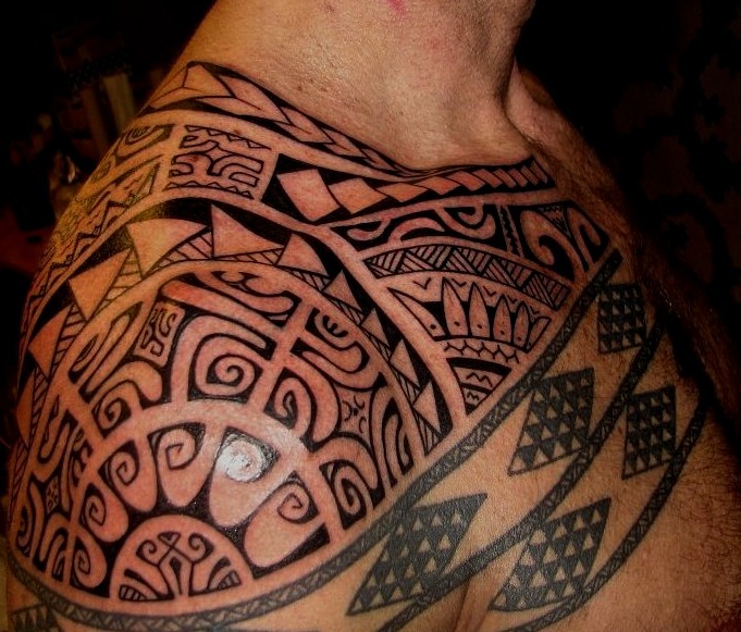 Tatuaje maorí pecho hombre
