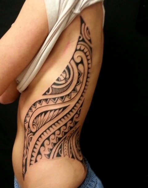 Tattoo maorí espalda mujer