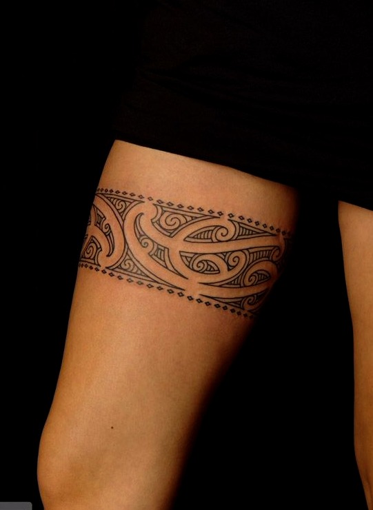 Tatuaje tribal mujer pierna