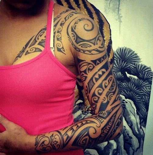 Tatuaje maorí hombro femenino