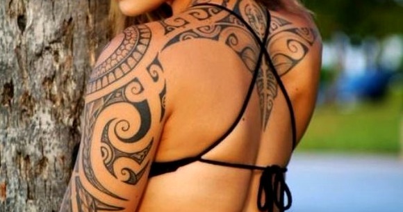 Tatuaje maorí mujer cadera