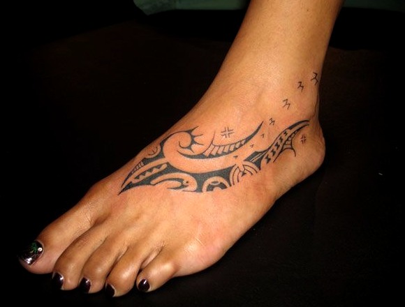 Tatuaje tribal pequeño muñeca