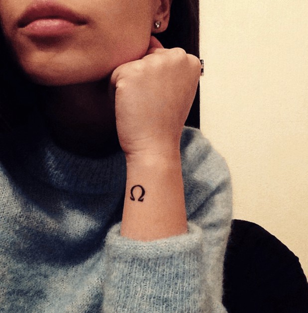 Tatuaje diminuto infinito