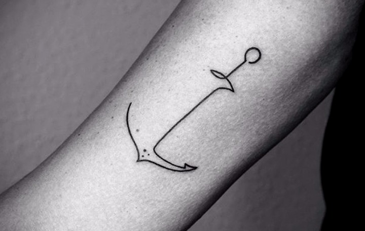 Tatuaje pequeño muñeca hombre