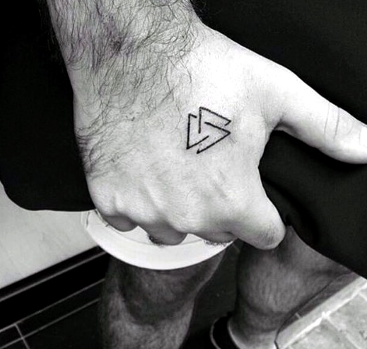 Tatuaje geométrico triángulos