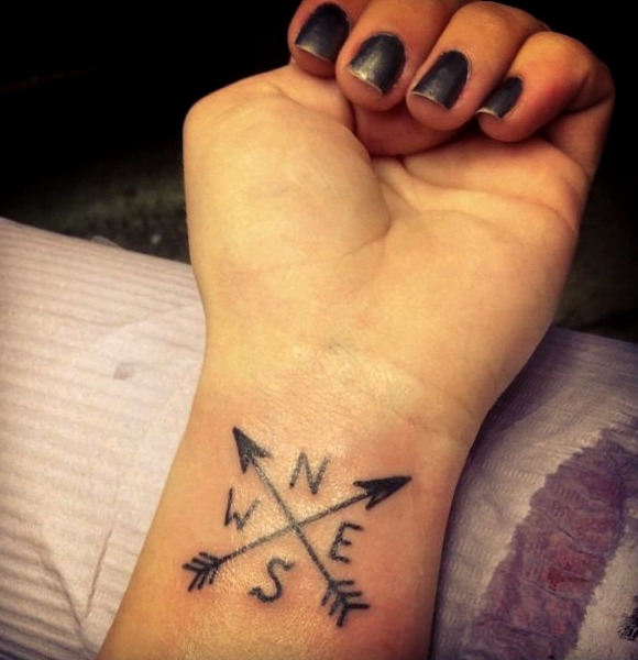 Tatuaje brújula pequeña