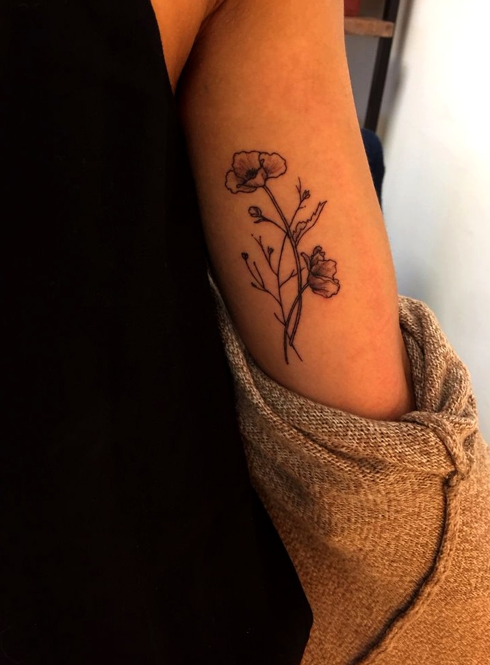 Tatuaje minimalista brazo