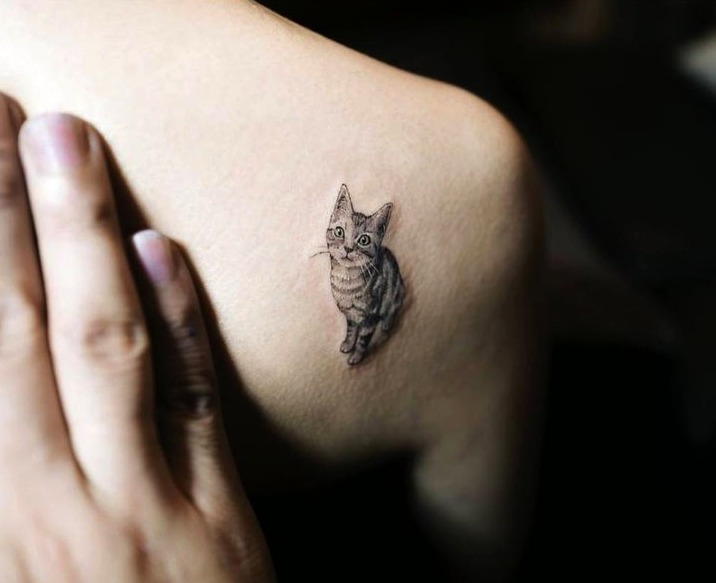 Tatuaje minimalista hombro