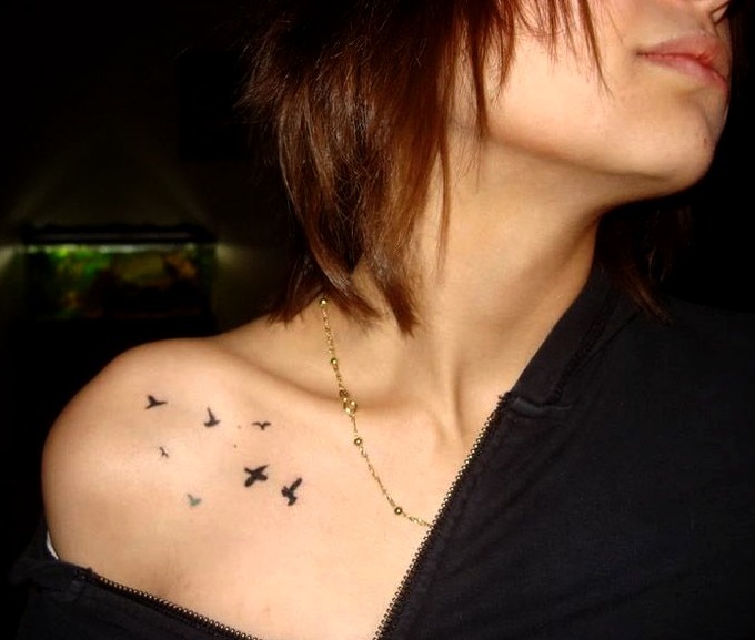Tatuaje frase pequeña hombro