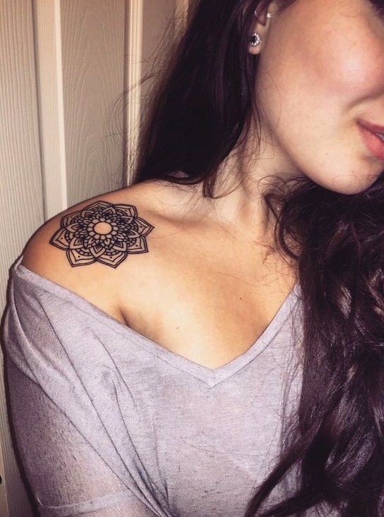 Tatuaje símbolo pequeño hombro