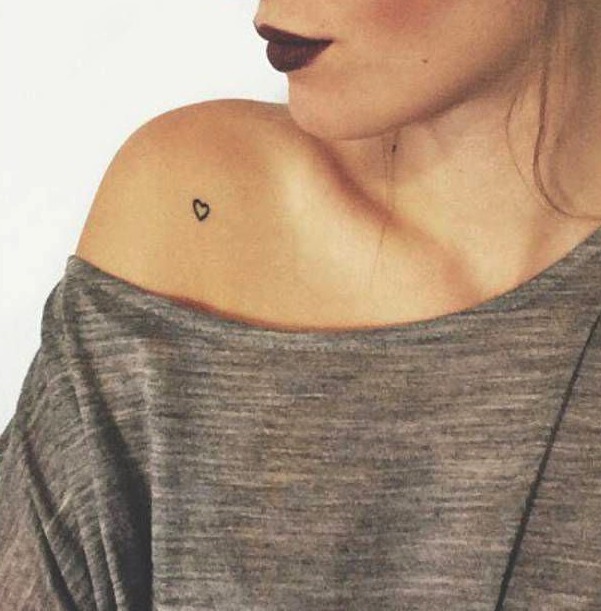 Tatuaje línea fina hombro