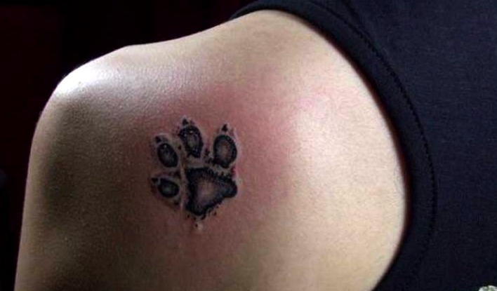 Tatuaje minimalista tobillo mujer