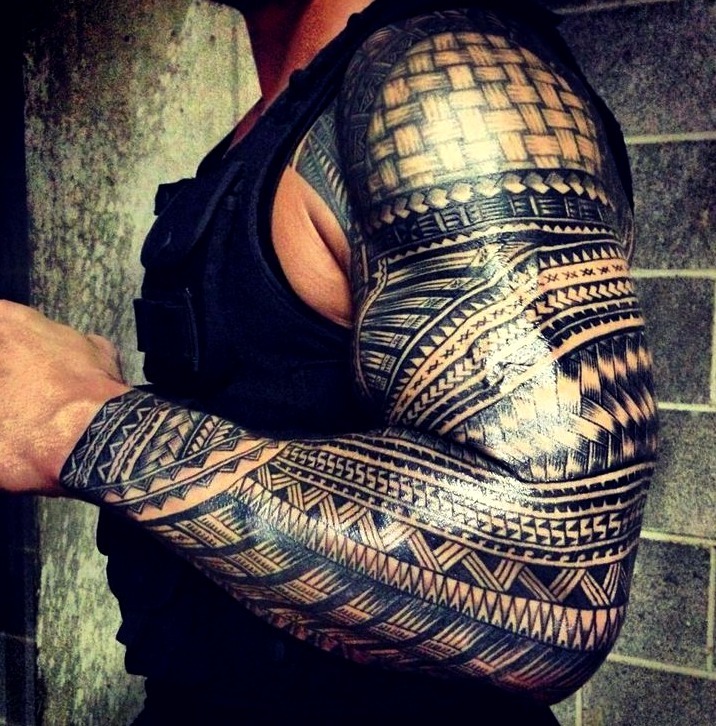 Tatuaje samoano brazo completo
